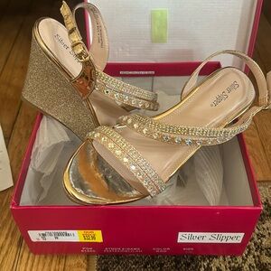 Woman’s size 10 dressy wedge